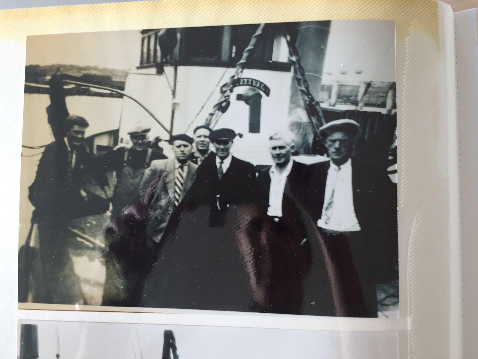 Historiskt fotografi av fiskare ombord på en fiskebåt i Bohuslän