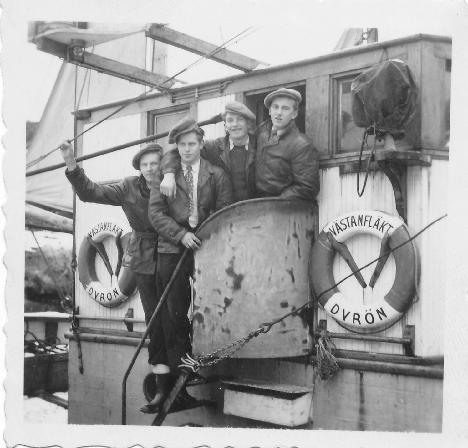 Arne, Axel, Ture och Åke ombord på Västanfläkt från Dyrön
