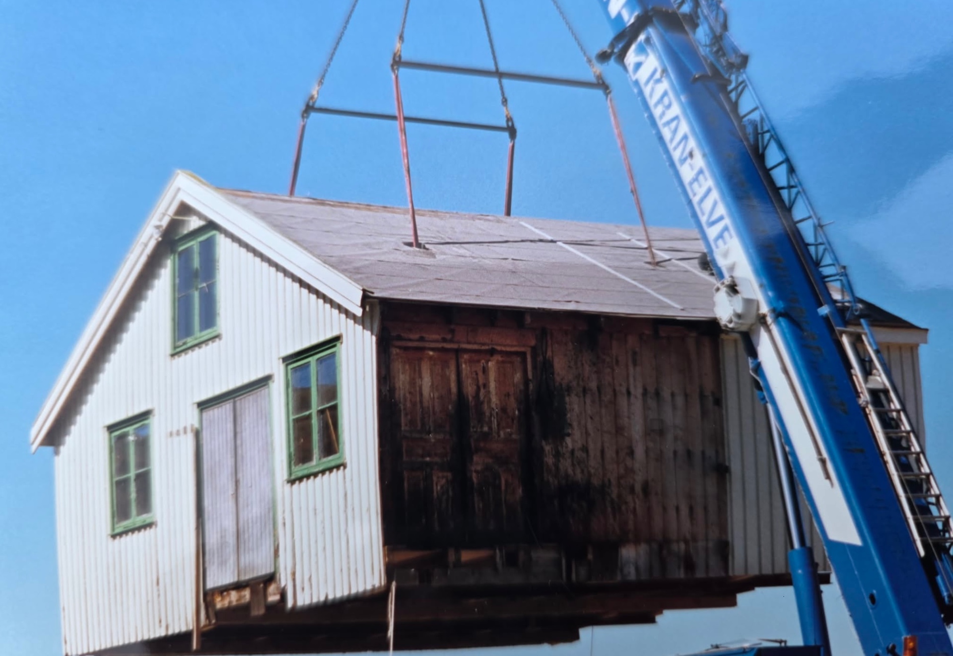 Huset lyfts isär i delar av kran