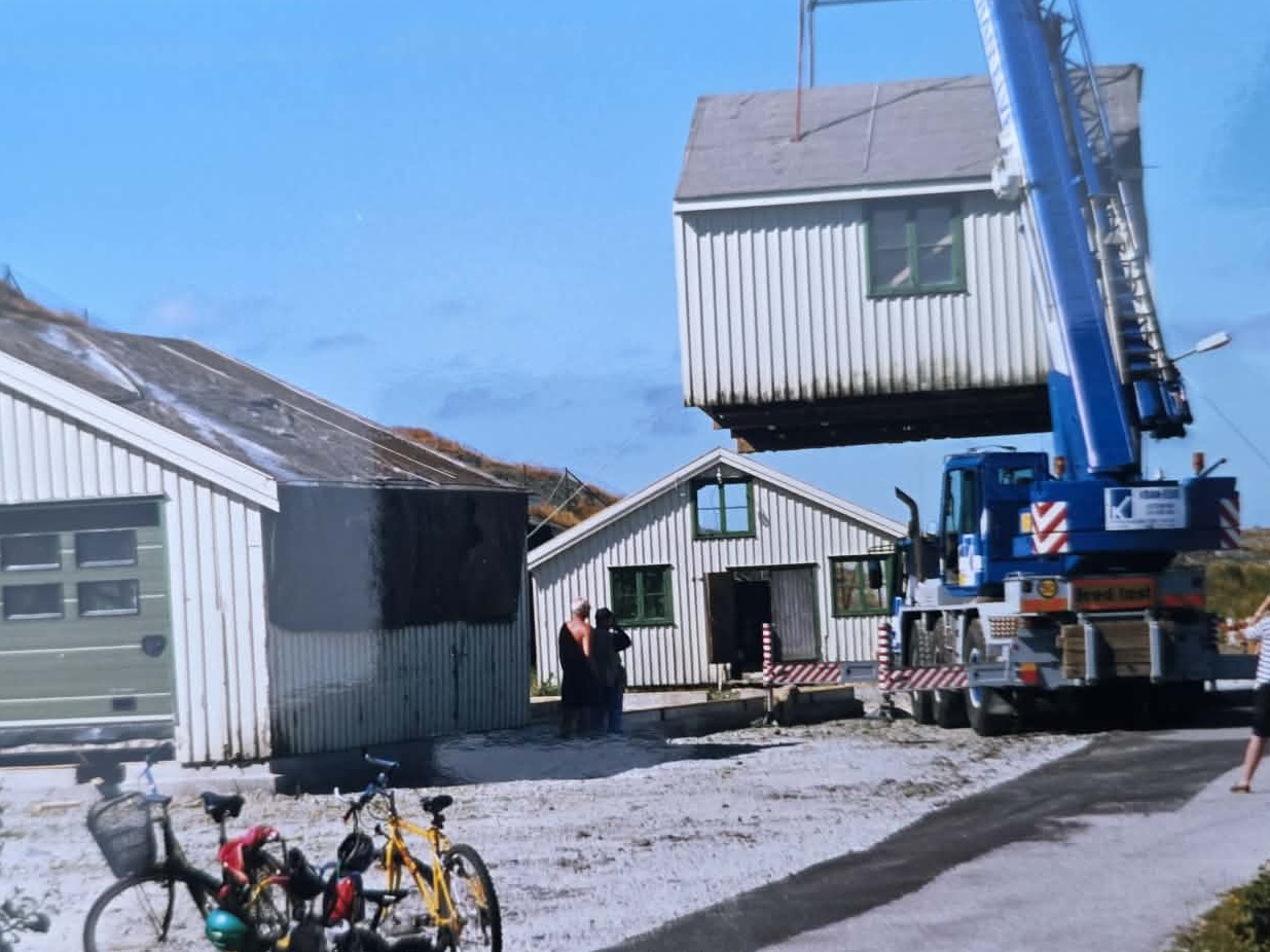 Husdel lyfts på plats i Dyröns norra hamn