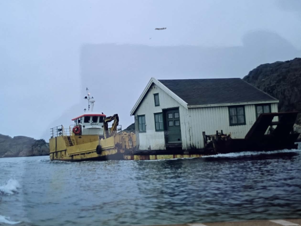 Pråmen med huset på väg till Dyrön