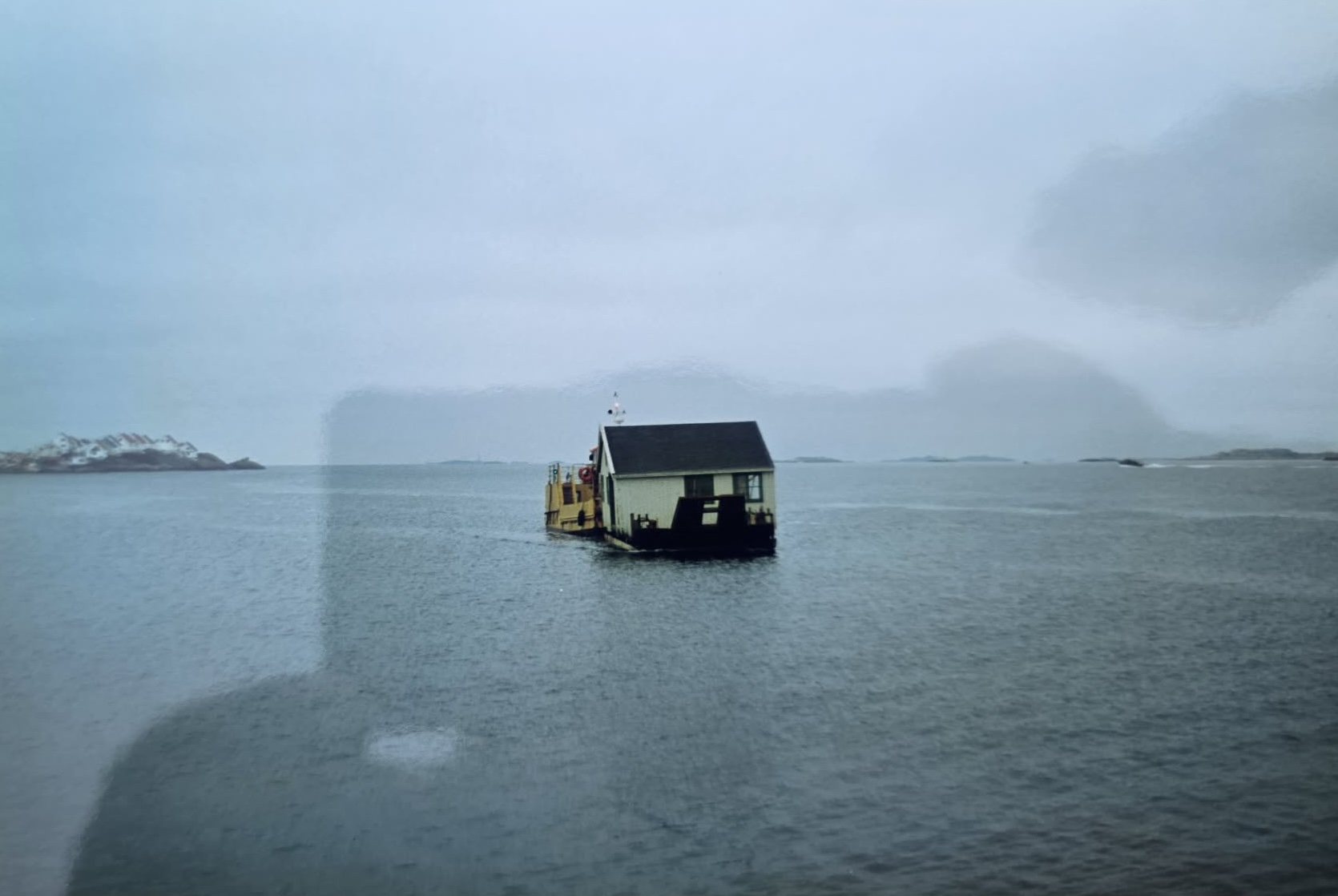 Huset på pråm ute på fjorden